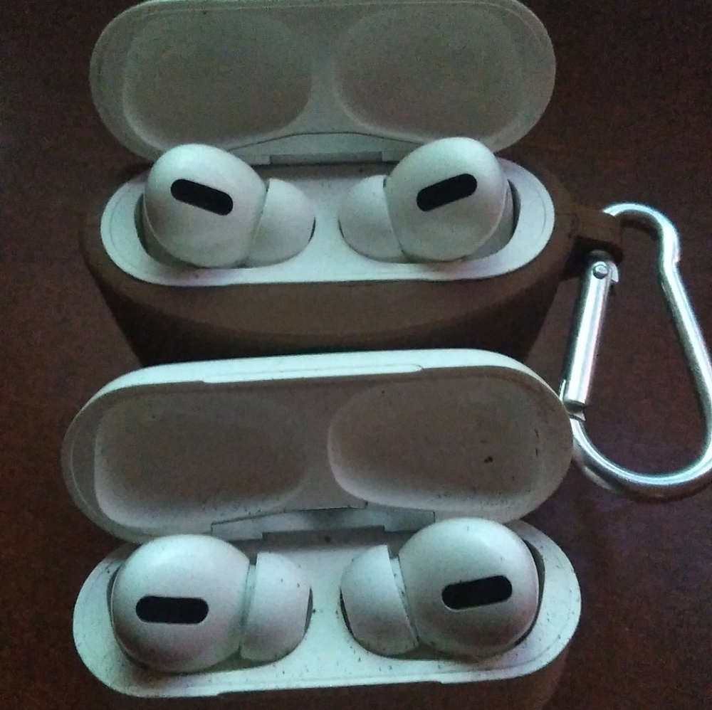 2 pairs Airpods Pro